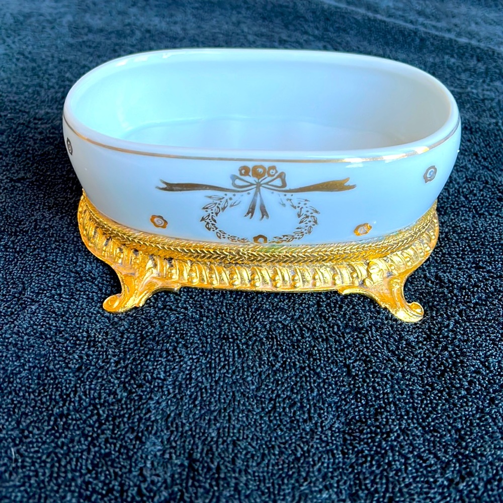 Footed  dish